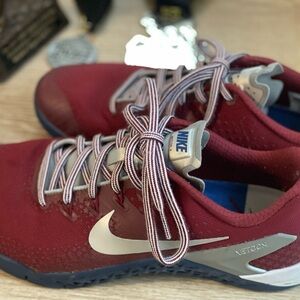 Women’s Nike Metcon 4 weight lifting shoes, red, white and blue size 11